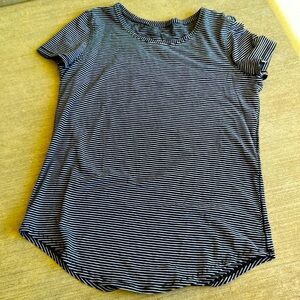 Lulu cotton t-shirt no tags but it is a size 6.  Like new condition